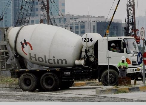 Olla revolvedora  de concreto premezclado Holcim iniciando descarga de suministro